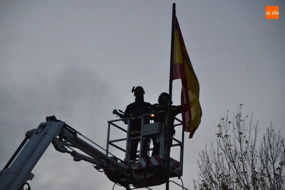 Foto 4 - Los Bomberos sustituyen la bandera de Espa&ntilde;a de la Glorieta del &Aacute;rbol Gordo  