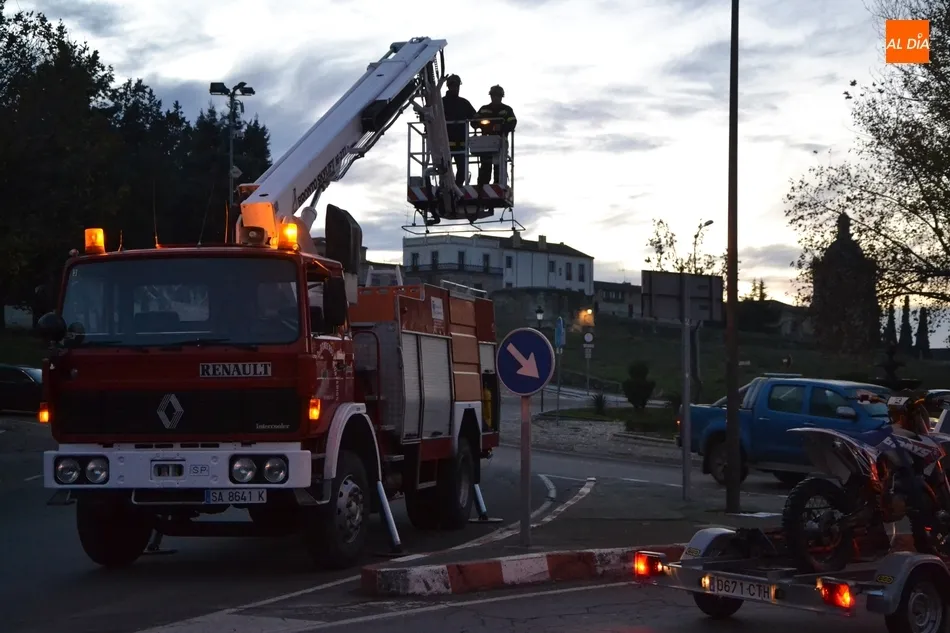 Foto 2 - Los Bomberos sustituyen la bandera de Espa&ntilde;a de la Glorieta del &Aacute;rbol Gordo  