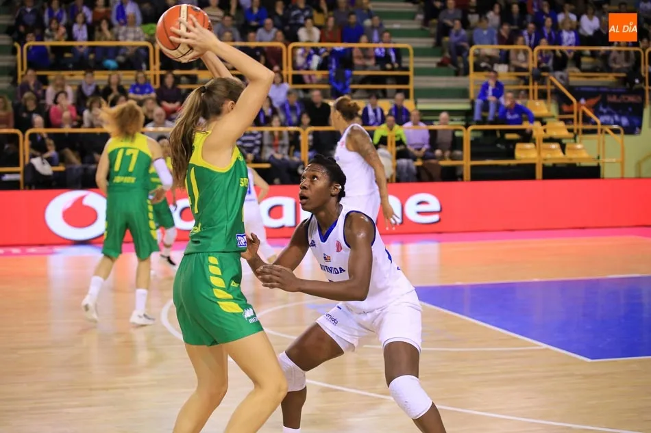 Chrissy Givens realiza una defensa ante Sopron. / Alberto Martín