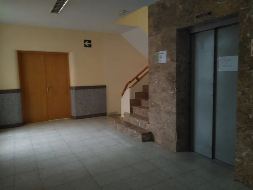 Ascensor, a la derecha en la imagen, que lleva averiado desde hace tiempo, según denuncia CSIF
