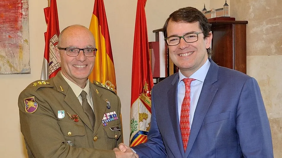 Jesús González Laso y Alfonso Fernández Mañueco durante su despedida en el Ayuntamiento de Salamanca.