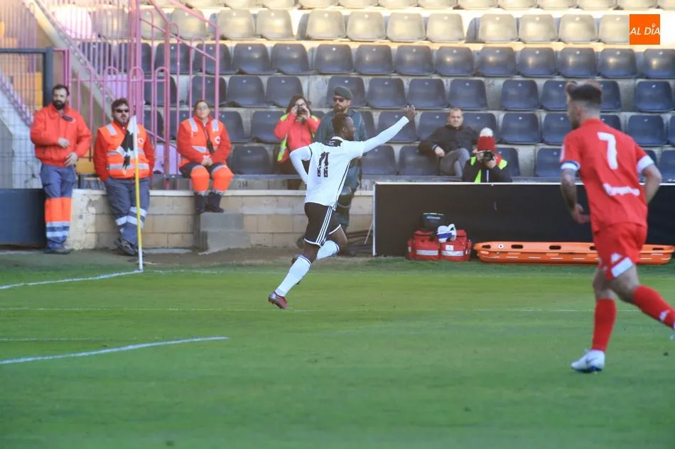 Owusu celebra un gol en el Helmántico. / Alberto Martín