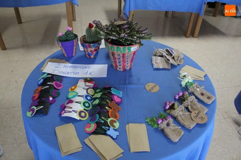 Foto 9 - La residencia municipal de mayores recibe la Navidad con un mercadillo solidario  