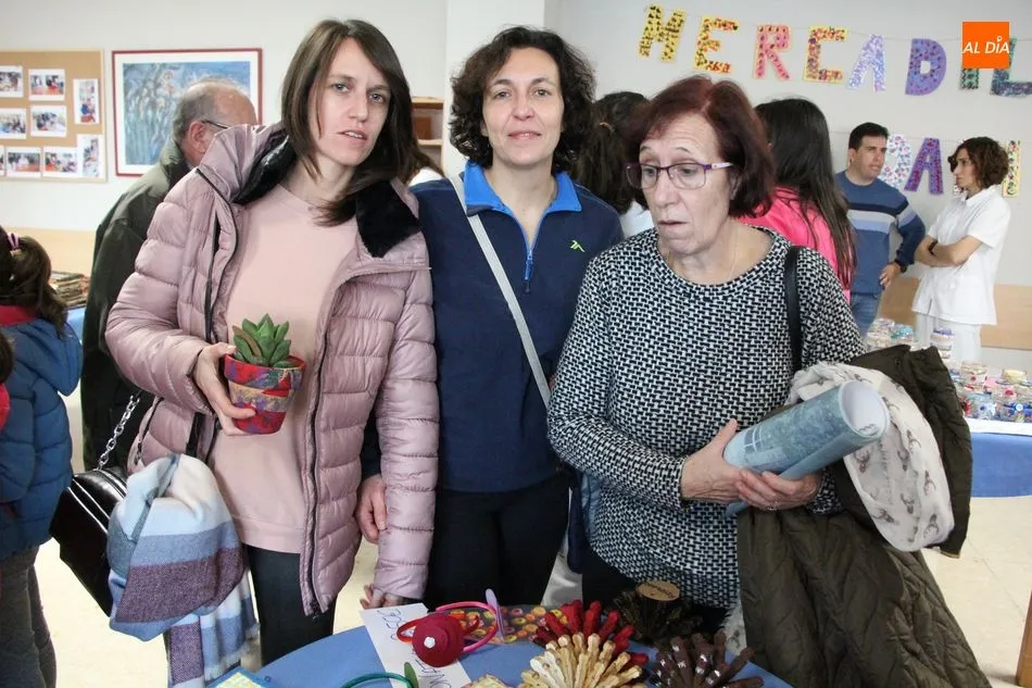 Foto 8 - La residencia municipal de mayores recibe la Navidad con un mercadillo solidario  