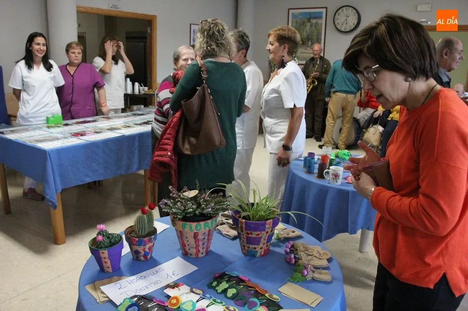 Foto 6 - La residencia municipal de mayores recibe la Navidad con un mercadillo solidario  