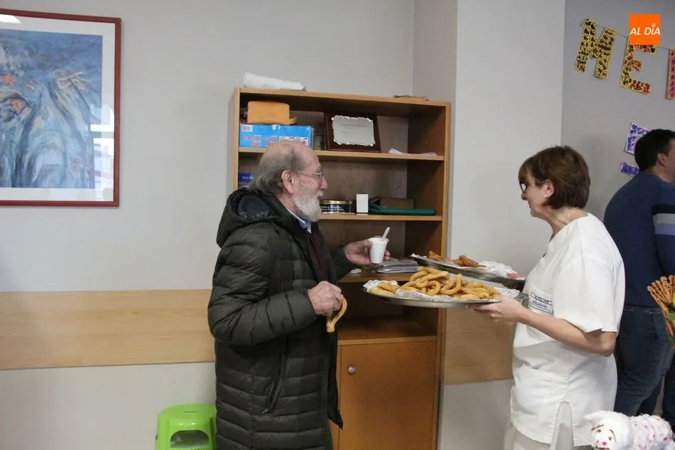 Foto 5 - La residencia municipal de mayores recibe la Navidad con un mercadillo solidario  