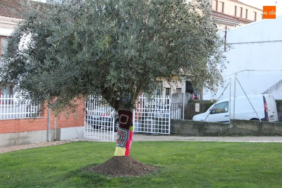 Foto 3 - La residencia municipal de mayores recibe la Navidad con un mercadillo solidario  