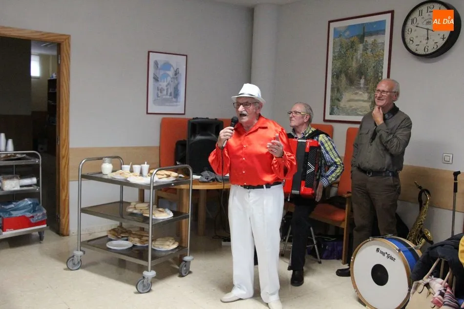 Foto 4 - La residencia municipal de mayores recibe la Navidad con un mercadillo solidario  