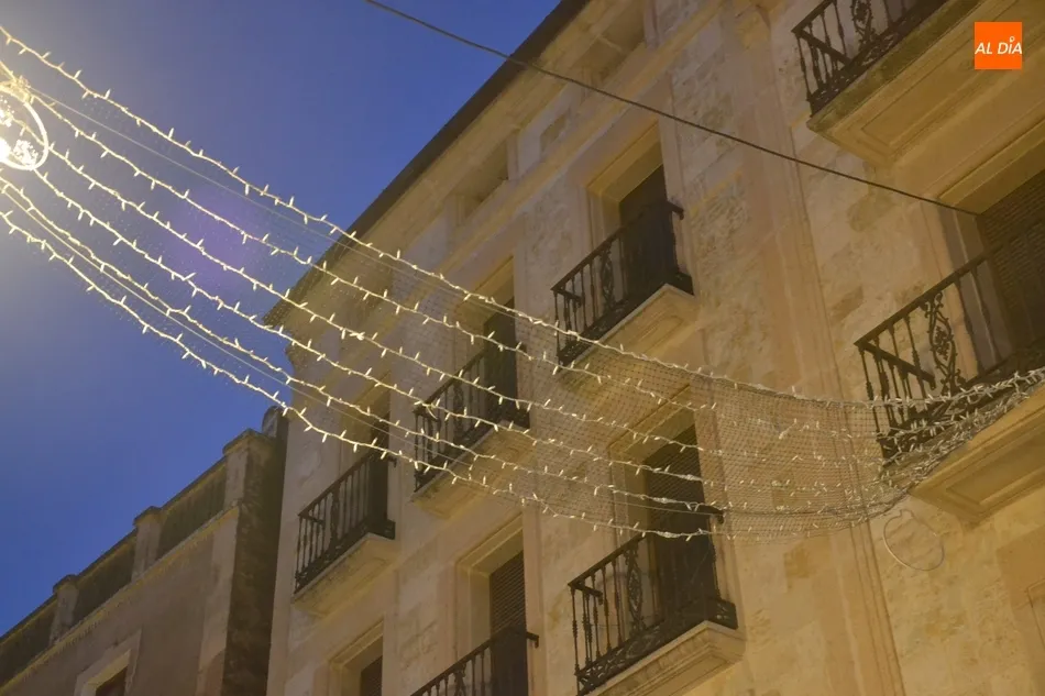 Últimos remates a la iluminación navideña, que trae novedades en varios puntos del centro  