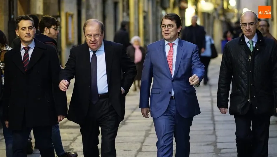 Juan Vicente Herrera junto al alcalde, Alfonso Fernández Mañueco, de camino al Paraninfo