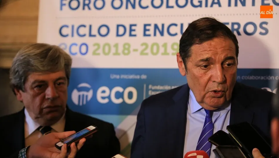 El jefe del Servicio de Oncología del Hospital de Salamanca, Juan Jesús Cruz y el consejero de Sanidad, Antonio María Sáez Aguado. Fotos: Alberto Martín