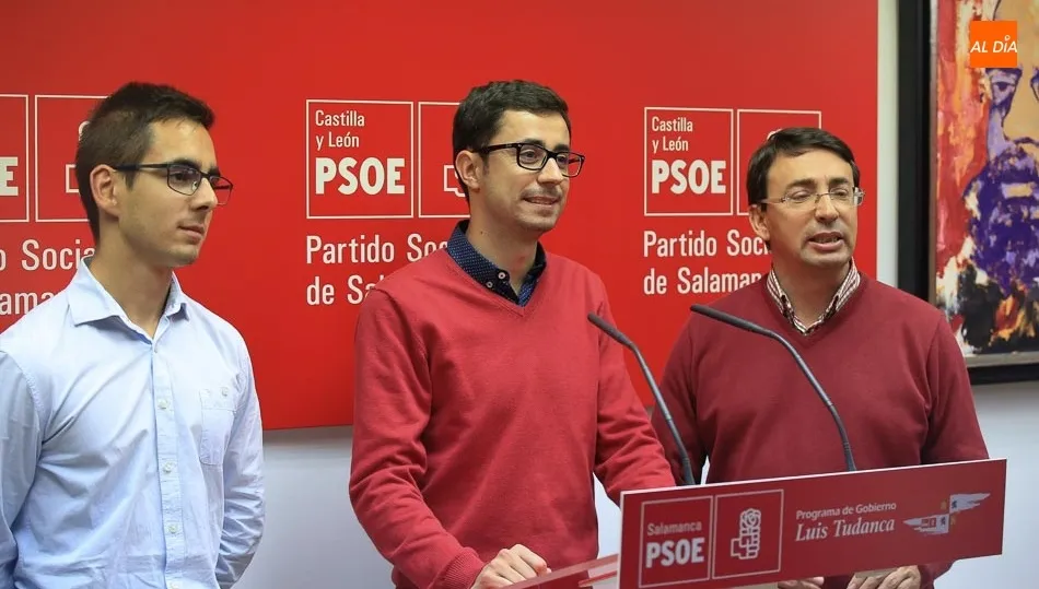 José Luis Mateos (Centro), durante el acto conmemorativo en el sede del PSOE / Foto: Alberto Martín.