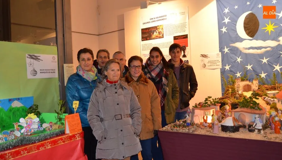 Miembros de la Hermandad en la Muestra de Belenes / FOTO DE ARCHIVO