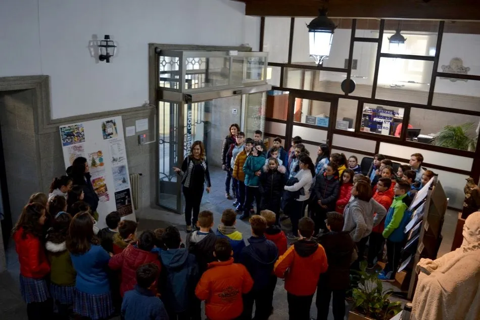 Foto 5 - Ni&ntilde;os de varios colegios de B&eacute;jar visitan el Ayuntamiento en la jornada de puertas abiertas  
