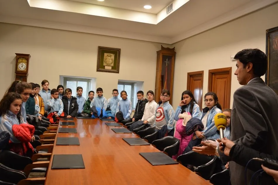 Foto 3 - Ni&ntilde;os de varios colegios de B&eacute;jar visitan el Ayuntamiento en la jornada de puertas abiertas  