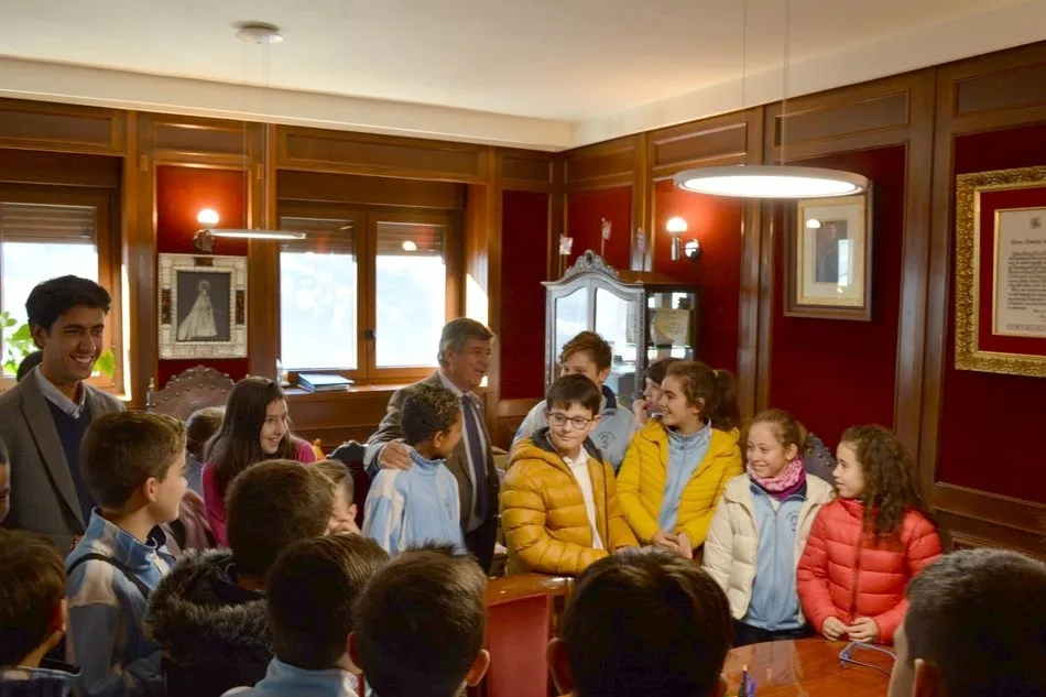Foto 2 - Ni&ntilde;os de varios colegios de B&eacute;jar visitan el Ayuntamiento en la jornada de puertas abiertas  
