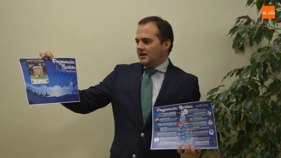 El alcalde, Ángel Molina, muestra el cartel de la programación de Navidad. Foto: Ángel Merino