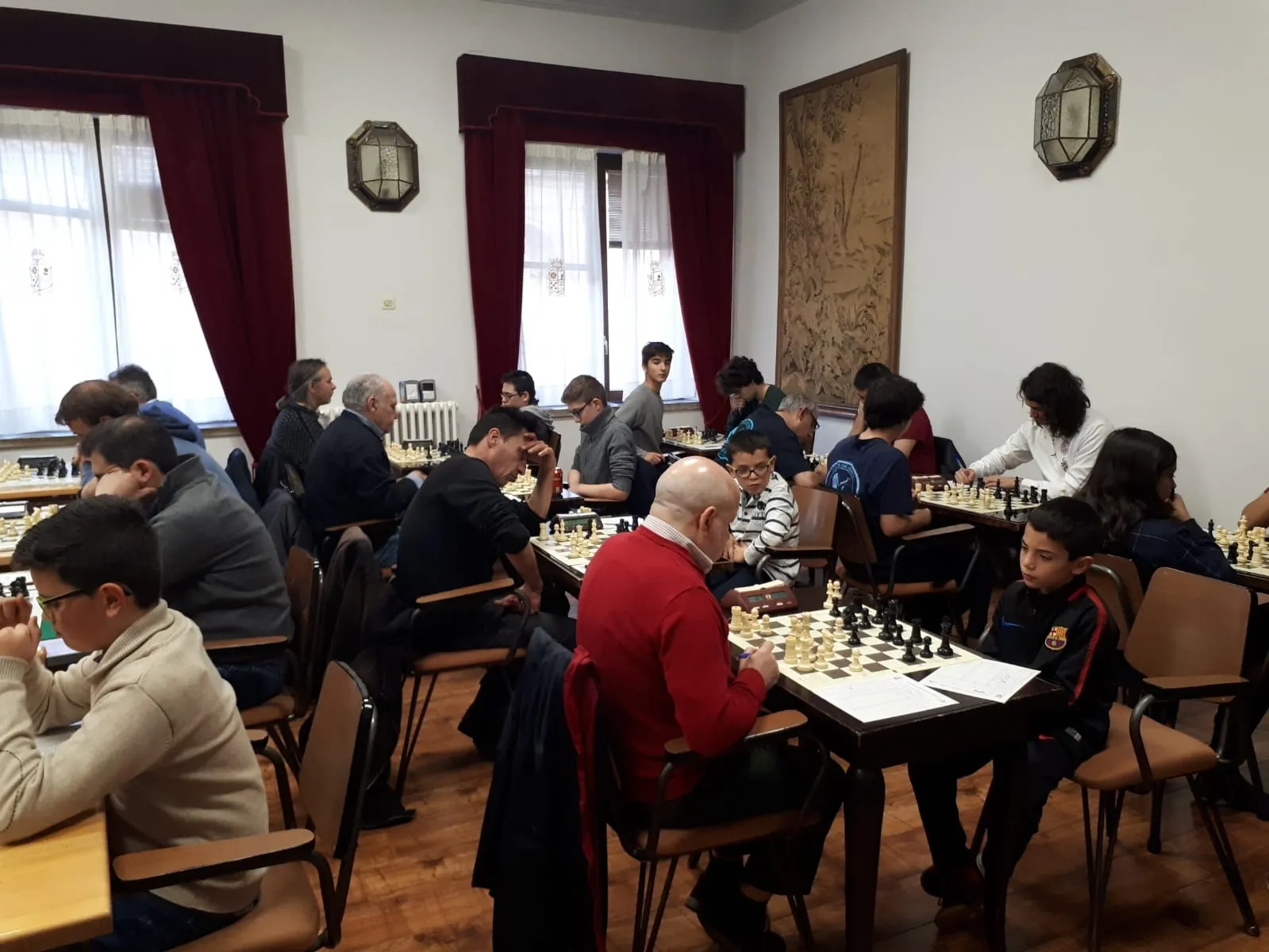 Participantes jugando partidas de ajedrez