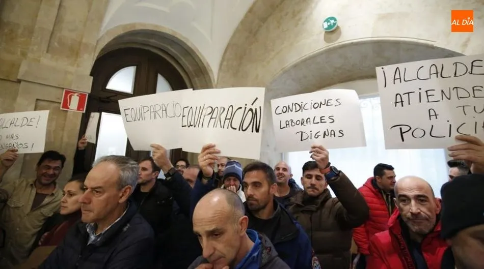 Foto 10 - Ruidosa protesta de la Polic&iacute;a Local a las puertas del Ayuntamiento para exigir mejoras laborales