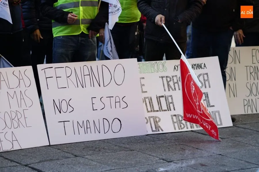 Foto 3 - Ruidosa protesta de la Polic&iacute;a Local a las puertas del Ayuntamiento para exigir mejoras laborales