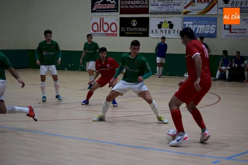 Acción del partido entre el Piensos Durán Albense y el Puertas Deyma