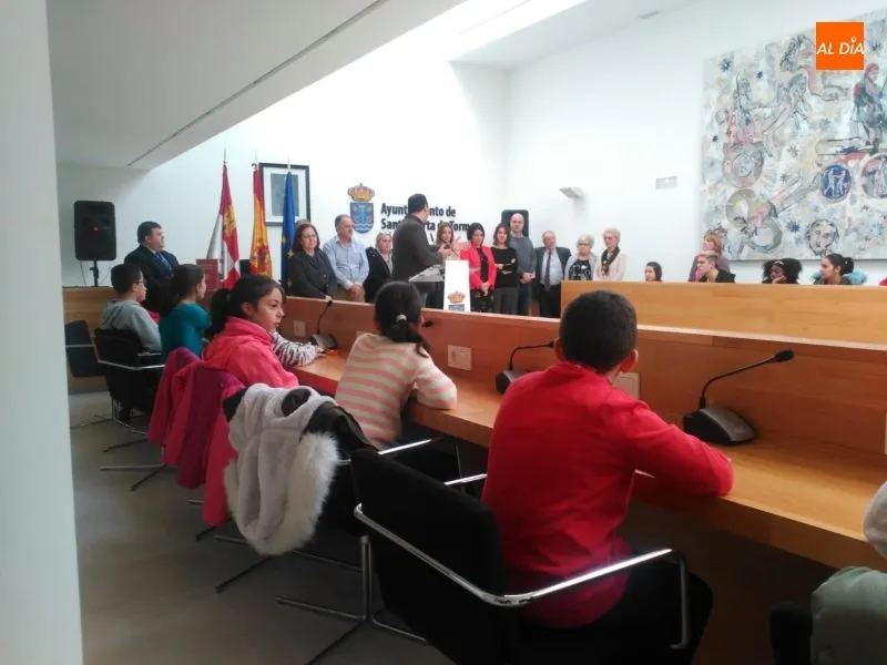 Foto 4 - Homenaje a la Constituci&oacute;n con los alumnos de los centros educativos de Santa Marta como...
