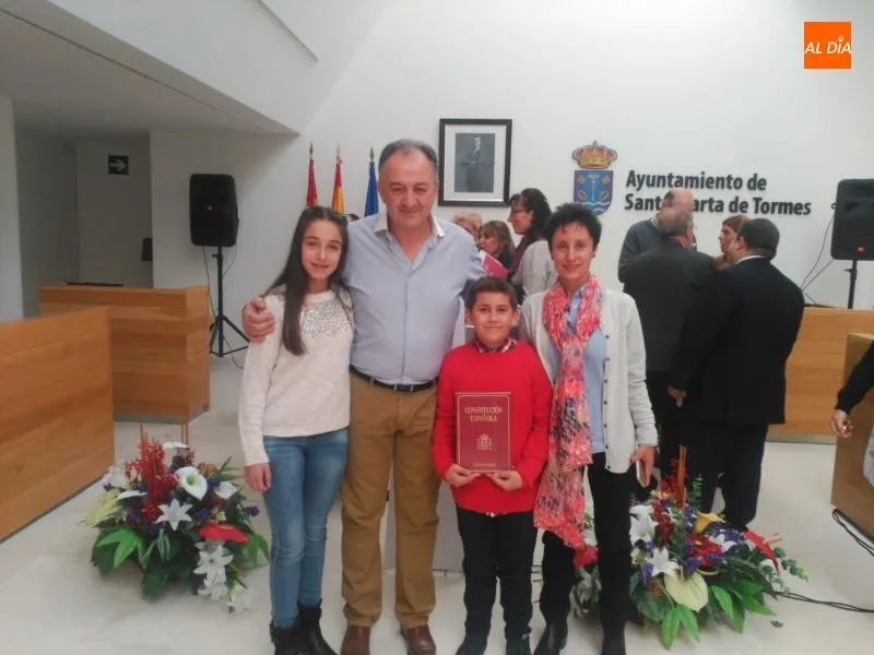 Foto 5 - Homenaje a la Constituci&oacute;n con los alumnos de los centros educativos de Santa Marta como...