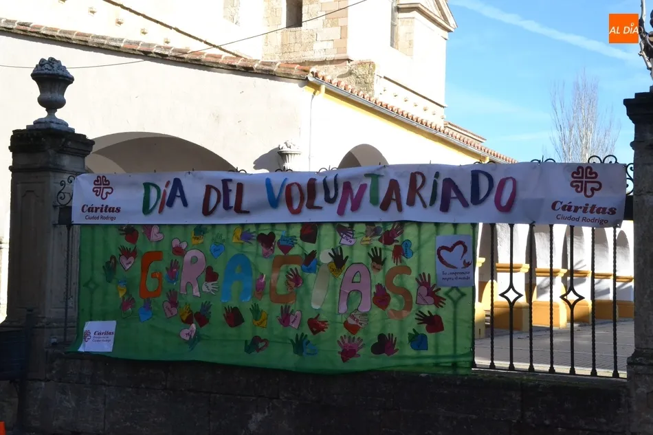 Foto 2 - C&aacute;ritas conmemora en la calle el D&iacute;a Internacional del Voluntariado  