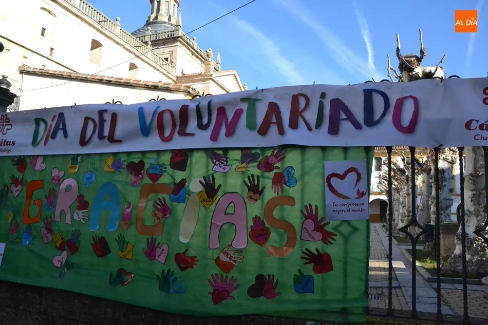 Cáritas conmemora en la calle el Día Internacional del Voluntariado  