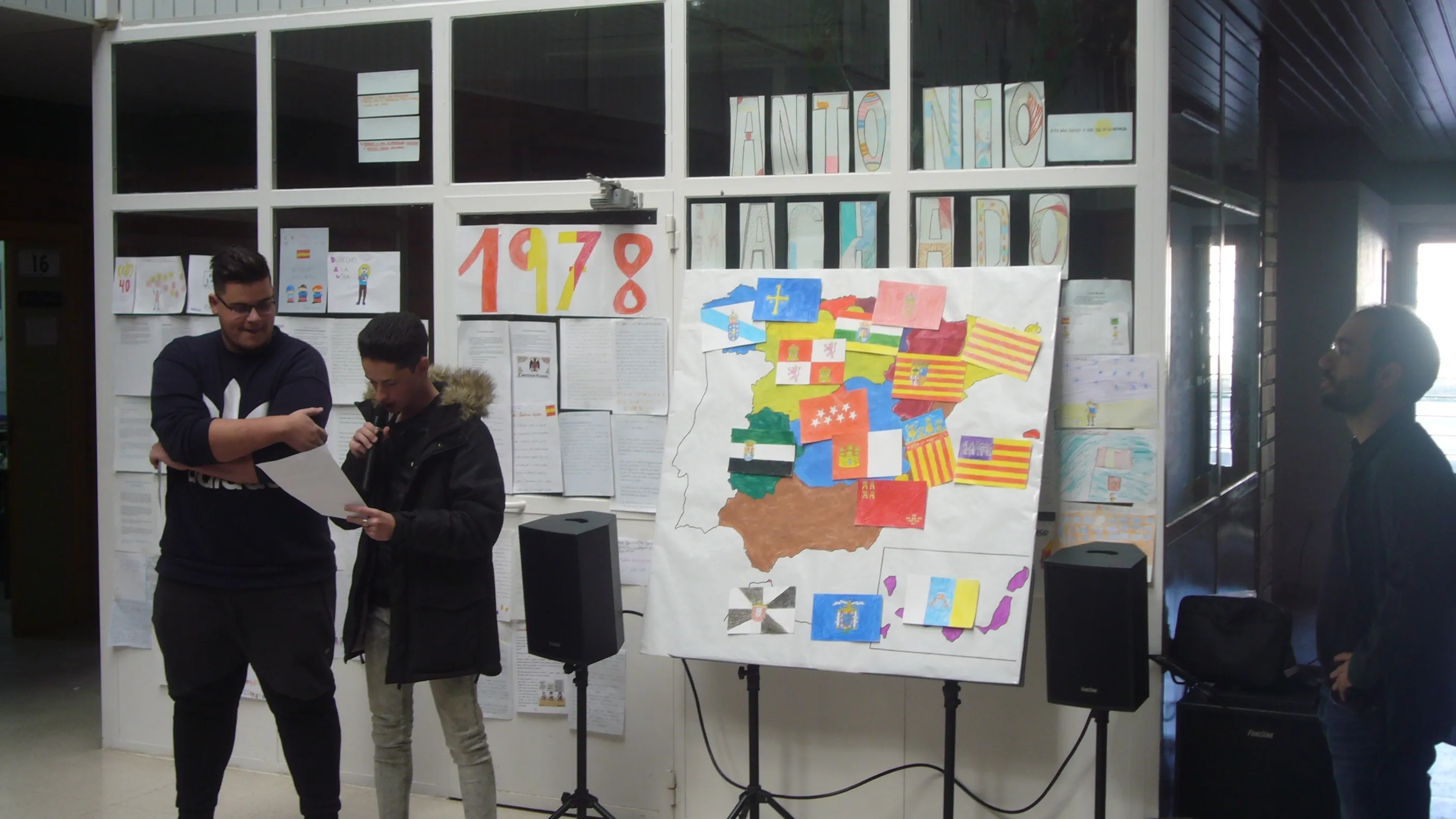 Foto 4 - Actividades para celebrar la Carta Magna en el Antonio Machado  
