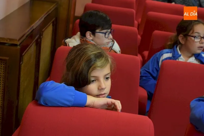 Foto 7 - Alumnos del Colegio Santa Isabel visitan el ayuntamiento por el aniversario de la Constituci&oacute;n
