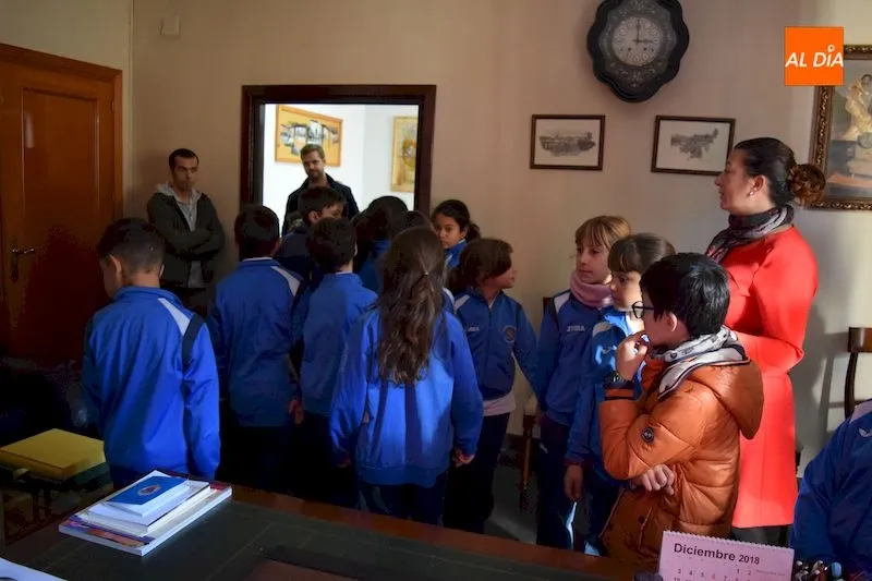 Foto 6 - Alumnos del Colegio Santa Isabel visitan el ayuntamiento por el aniversario de la Constituci&oacute;n