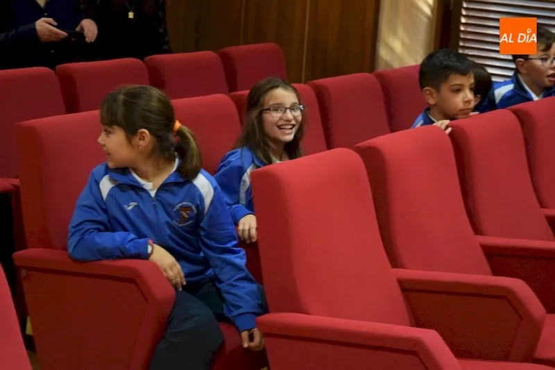Foto 4 - Alumnos del Colegio Santa Isabel visitan el ayuntamiento por el aniversario de la Constituci&oacute;n