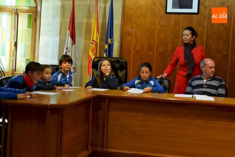 Alumnos del Colegio Santa Isabel visitan el ayuntamiento por el aniversario de la Constitución