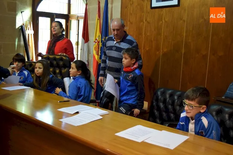 Foto 3 - Alumnos del Colegio Santa Isabel visitan el ayuntamiento por el aniversario de la Constituci&oacute;n
