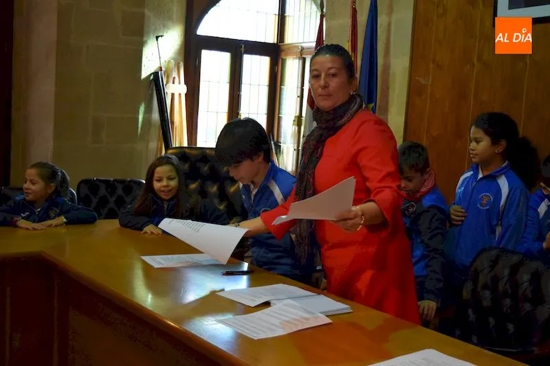 Foto 2 - Alumnos del Colegio Santa Isabel visitan el ayuntamiento por el aniversario de la Constituci&oacute;n