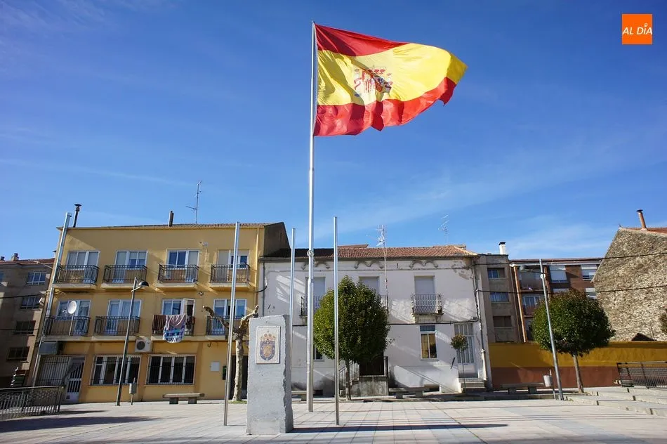 La villa rinde homenaje a la Constitución con el izado de la bandera nacional
