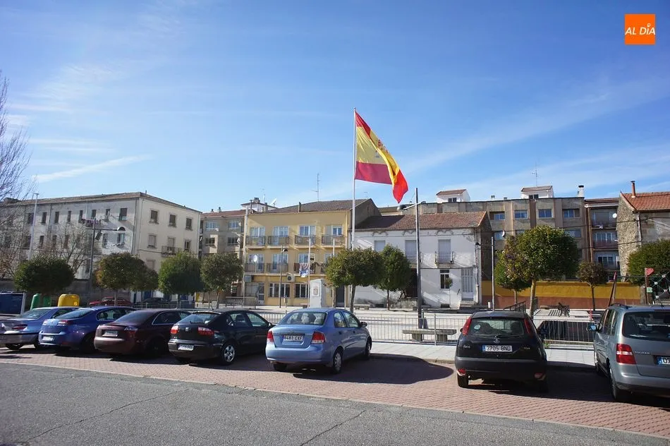 Foto 3 - La villa rinde homenaje a la Constituci&oacute;n con el izado de la bandera nacional