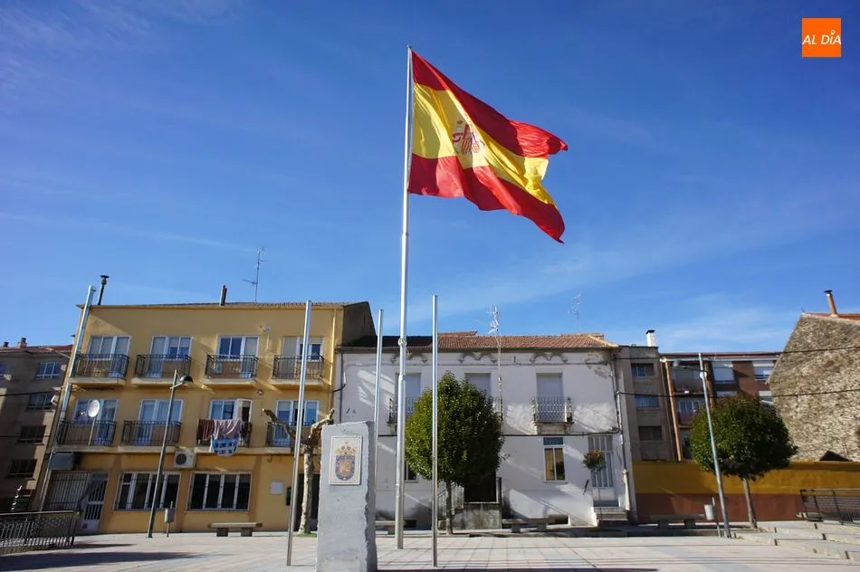 Foto 2 - La villa rinde homenaje a la Constituci&oacute;n con el izado de la bandera nacional