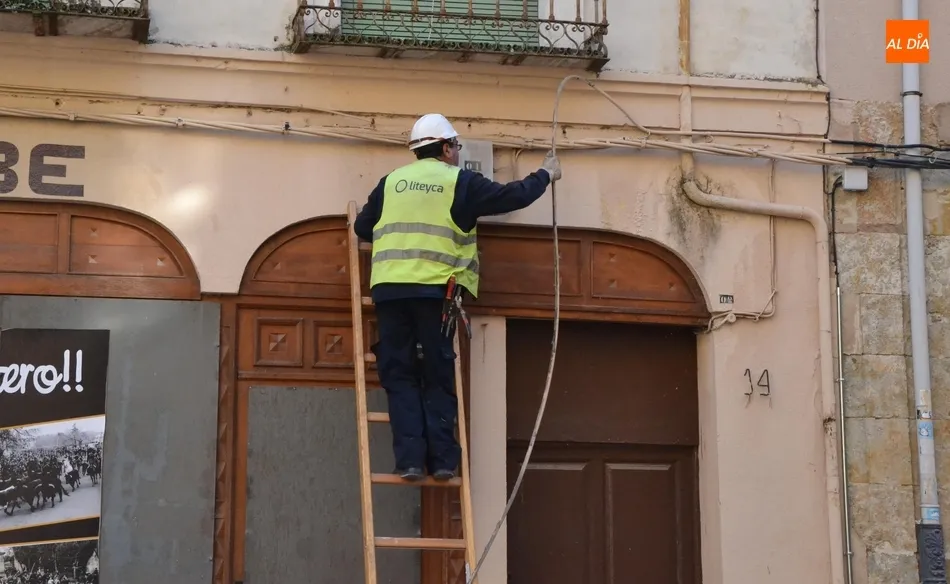 Malestar entre los comerciantes de la calle Madrid por la retirada de cables el día de...
