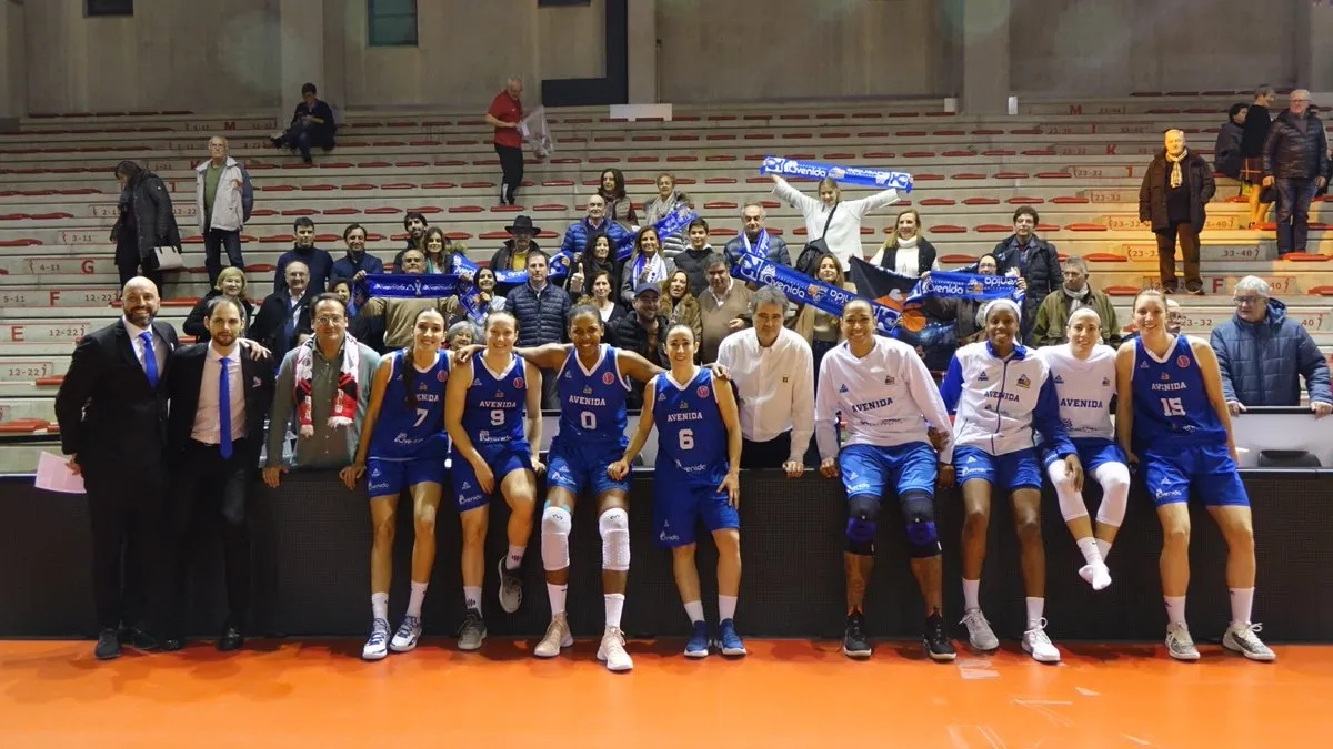 Afición y equipo juntos tras el partido