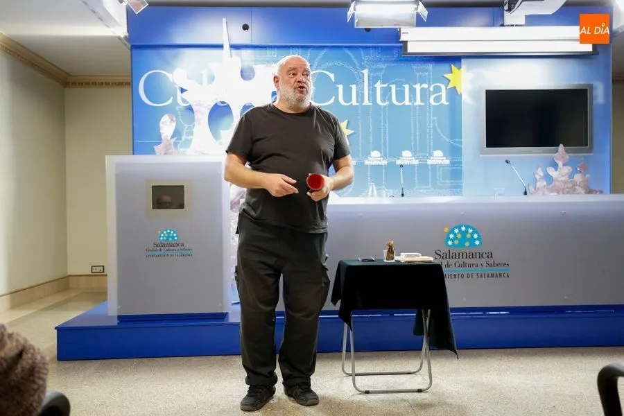Foto 6 - Fernando Salda&ntilde;a protagoniza un divertido coloquio sobre las haza&ntilde;as de un cuentacuentos  