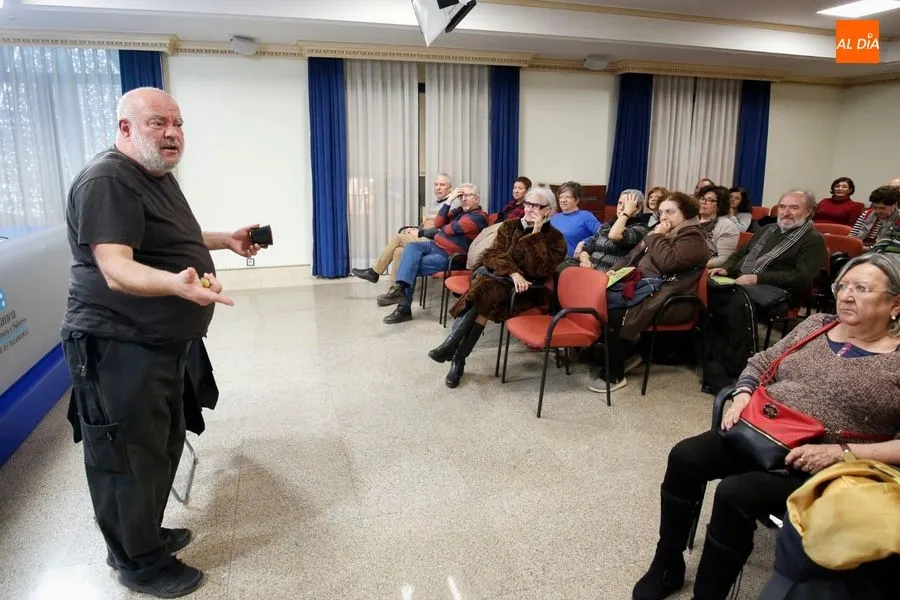 Foto 5 - Fernando Salda&ntilde;a protagoniza un divertido coloquio sobre las haza&ntilde;as de un cuentacuentos  