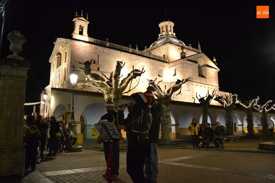 Foto 5 - Dromedarios gigantes, trenes, chimeneas o m&uacute;ltiples &aacute;rboles inundan las calles de Ciudad Rodrigo  
