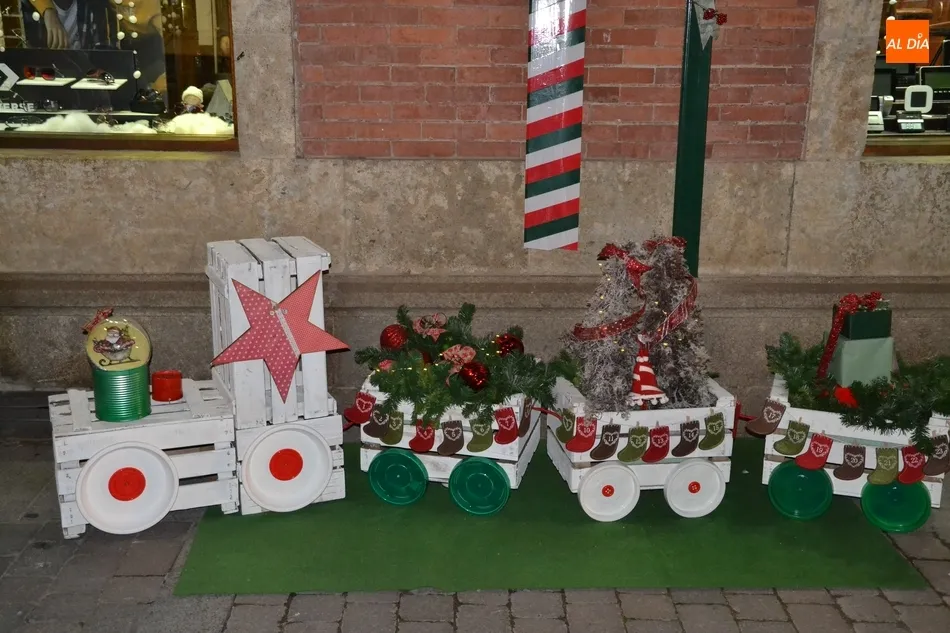 Foto 4 - Dromedarios gigantes, trenes, chimeneas o m&uacute;ltiples &aacute;rboles inundan las calles de Ciudad Rodrigo  
