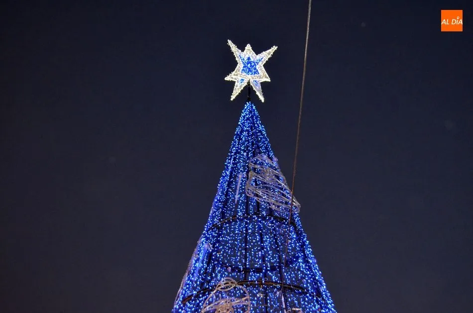 Foto 5 - El Alcalde y su equipo inauguran el encendido de las luces que marcan el inicio de la Navidad  