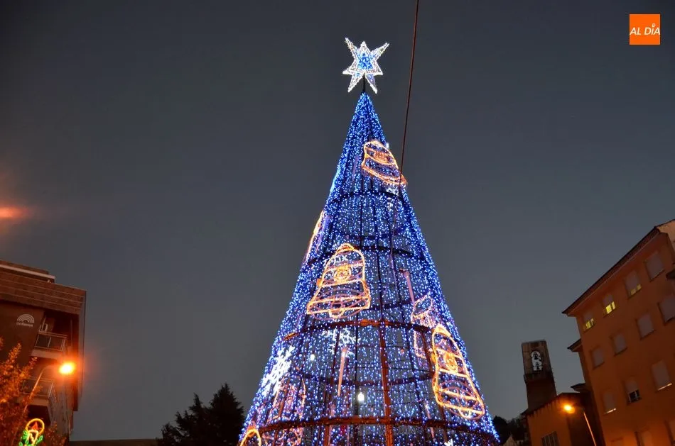 Foto 9 - El Alcalde y su equipo inauguran el encendido de las luces que marcan el inicio de la Navidad  