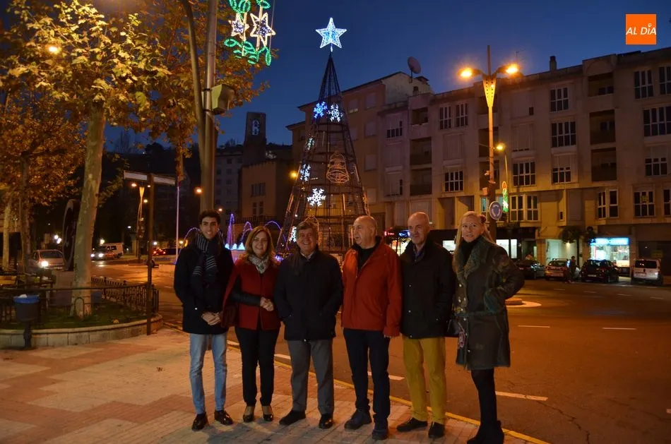 Foto 3 - El Alcalde y su equipo inauguran el encendido de las luces que marcan el inicio de la Navidad  