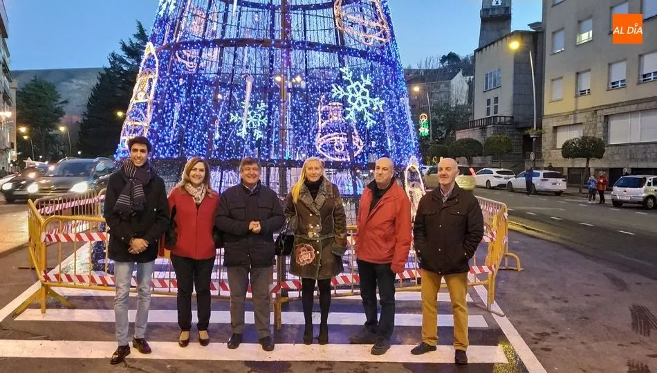 Foto 8 - El Alcalde y su equipo inauguran el encendido de las luces que marcan el inicio de la Navidad  