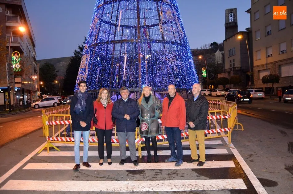 Foto 2 - El Alcalde y su equipo inauguran el encendido de las luces que marcan el inicio de la Navidad  